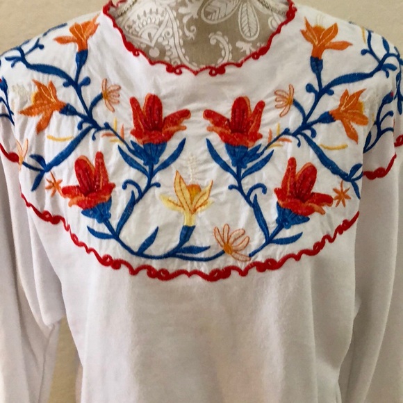 Beautiful floral embroidered white sweatshirt top from Zara - Picture 3 of 10